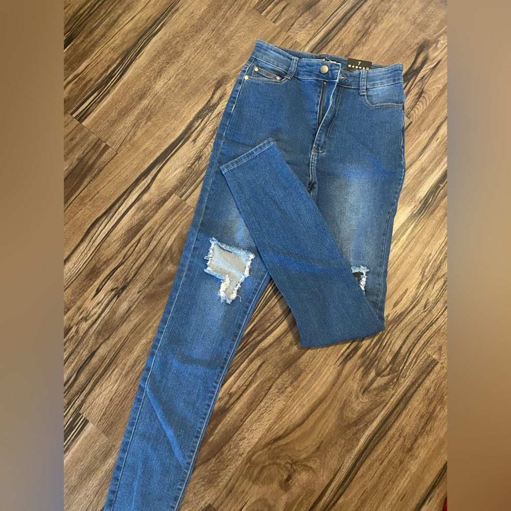 Ripped skinny jeans 👖